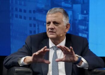 YPF explicó que mantendrán los precios de los combustibles aún cuando baje el valor del barril