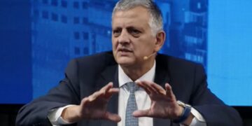 YPF explicó que mantendrán los precios de los combustibles aún cuando baje el valor del barril