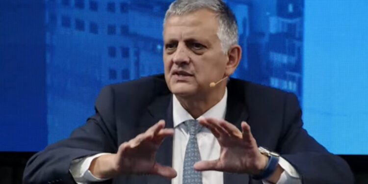 YPF explicó que mantendrán los precios de los combustibles aún cuando baje el valor del barril