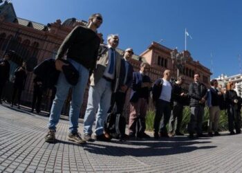 La Iglesia recibió a los periodistas expulsados por Milei y Adorni