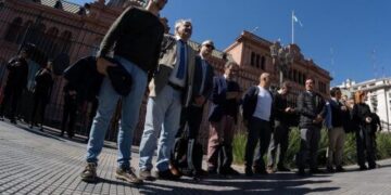 La Iglesia recibió a los periodistas expulsados por Milei y Adorni