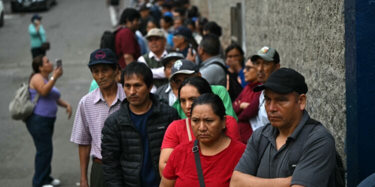 Perú tendrá balotaje tras la larga demora del domingo