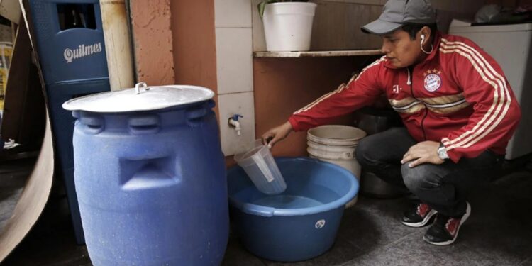 Más de la mitad de los argentinos no tienen al mismo tiempo agua potable, gas y cloacas