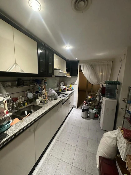 El antes de la cocina del departamento de Adorni