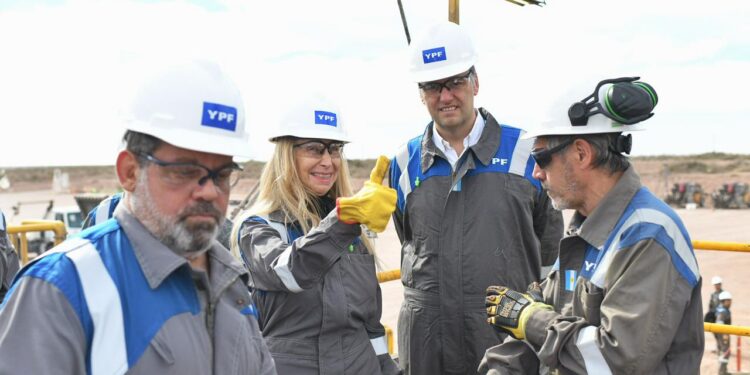 Sin Javier Milei, Karina viajó a Vaca Muerta y subió a Adorni al avión