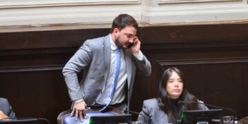Agustín Romo, jefe de la bancada libertaria en Diputados bonaerenses, responde al bando de Santiago Caputo.