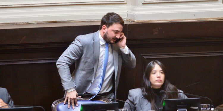 Agustín Romo, jefe de la bancada libertaria en Diputados bonaerenses, responde al bando de Santiago Caputo.