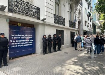 Pettovello le respondió a los intendentes bonaerenses que reclamaron fondos con un cartel contra Kicillof