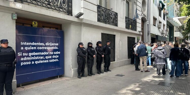 Pettovello le respondió a los intendentes bonaerenses que reclamaron fondos con un cartel contra Kicillof
