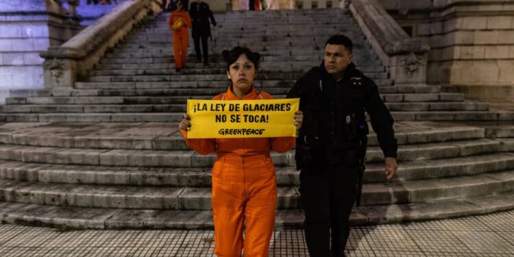 Tensión dentro y fuera del Congreso por la Ley de Glaciares