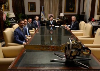 Milei se reunió con Peter Thiel, el empresario tecnológico que busca refugio en Argentina ante un colapso mundial