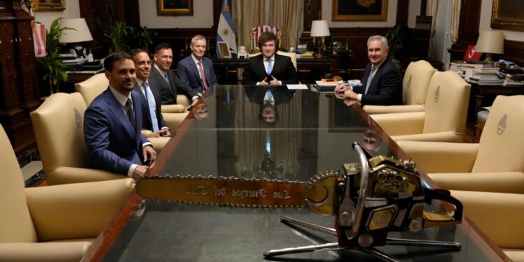 Milei se reunió con Peter Thiel, el empresario tecnológico que busca refugio en Argentina ante un colapso mundial