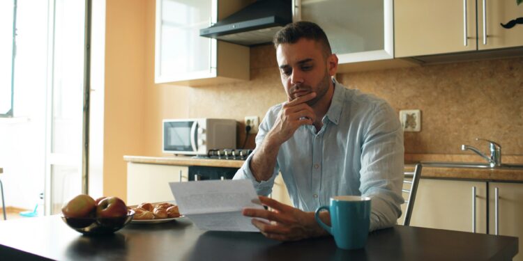 Por la deuda de expensas los consorcios demoran el mantenimiento de edificios