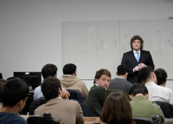 Plan fingir demencia: Milei no se mete en la interna y sale a dar clases de Economía