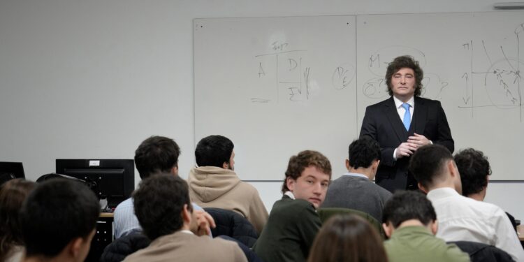 Plan fingir demencia: Milei no se mete en la interna y sale a dar clases de Economía