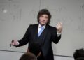 Plan fingir demencia: Milei no se mete en la interna y sale a dar clases de Economía