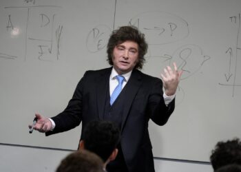 Plan fingir demencia: Milei no se mete en la interna y sale a dar clases de Economía
