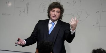 Plan fingir demencia: Milei no se mete en la interna y sale a dar clases de Economía