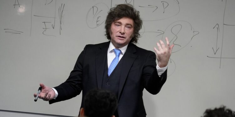 Plan fingir demencia: Milei no se mete en la interna y sale a dar clases de Economía