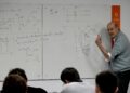 Plan fingir demencia: Milei no se mete en la interna y sale a dar clases de Economía