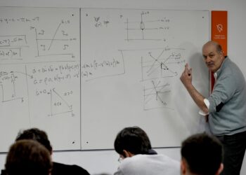 Plan fingir demencia: Milei no se mete en la interna y sale a dar clases de Economía