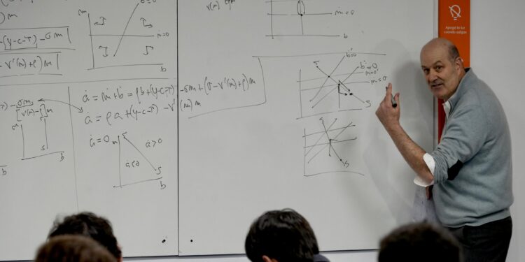 Plan fingir demencia: Milei no se mete en la interna y sale a dar clases de Economía