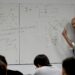 Plan fingir demencia: Milei no se mete en la interna y sale a dar clases de Economía