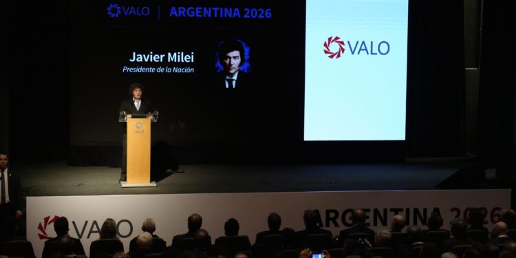 Milei sigue con las conferencias mientras la interna entre Karina y Santiago Caputo estremece a su gobierno