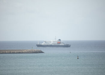 El crucero con un brote de hantavirus no tiene dónde atracar