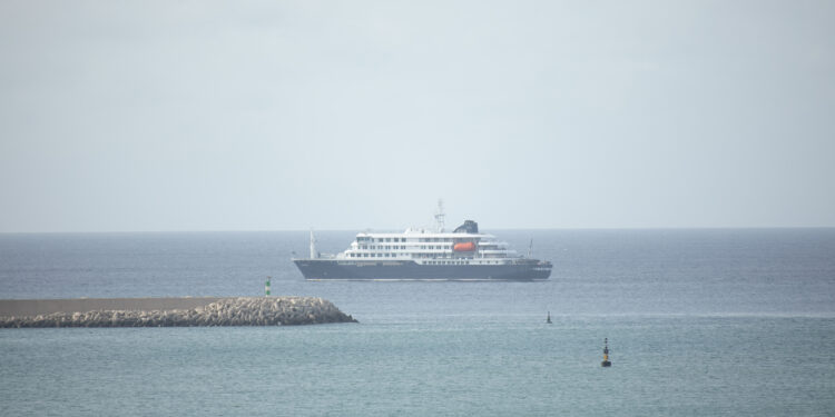 El crucero con un brote de hantavirus no tiene dónde atracar