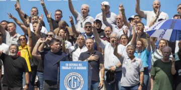 La CGT dijo que se le termina la paciencia y convocó a empresarios, pero no habló de paro