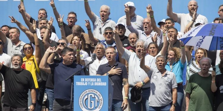La CGT dijo que se le termina la paciencia y convocó a empresarios, pero no habló de paro