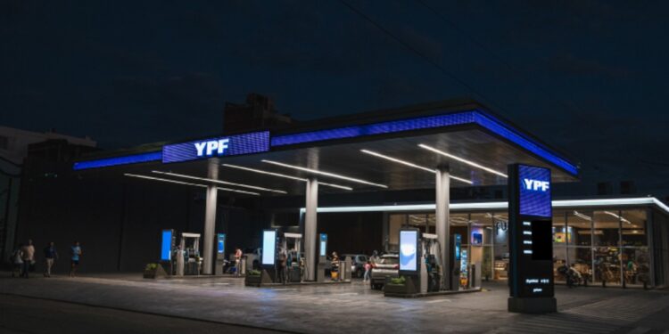 YPF ajusta 1% los combustibles y extiende su esquema de contención de precios