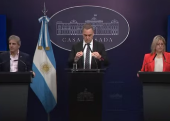 Nueva conferencia de prensa de Adorni: sin preguntas y protegido por los ministros de Economía y Seguridad