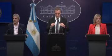 Nueva conferencia de prensa de Adorni: sin preguntas y protegido por los ministros de Economía y Seguridad