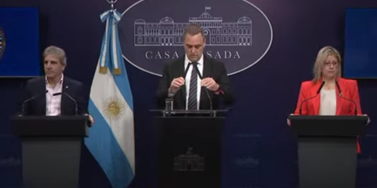 Nueva conferencia de prensa de Adorni: sin preguntas y protegido por los ministros de Economía y Seguridad