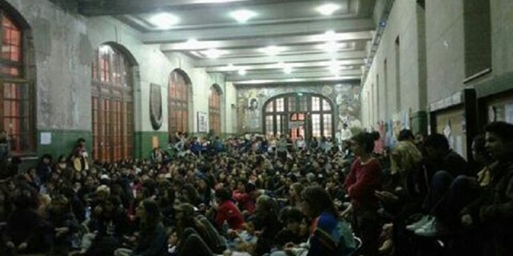 Estudiantes toman el Nacional Buenos Aires y el Pellegrini por la Ley Financiamiento Universitario