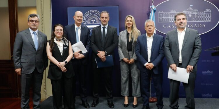 Adorni viaja a Mendoza con Caputo y se llevará una nueva foto con Cornejo