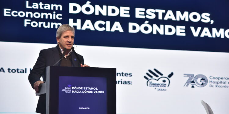 Caputo: «El año que viene la economía se va a llevar puesta a la política»