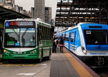 Más presión al bolsillo: el Gobierno aumentó el boleto de colectivos y trenes
