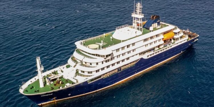 Evacúan del crucero en el que murieron tres turistas por hantavirus a los pasajeros con síntomas