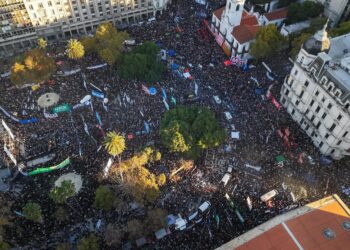 Casi todo el arco político participó de la marcha y respaldó el reclamo universitario