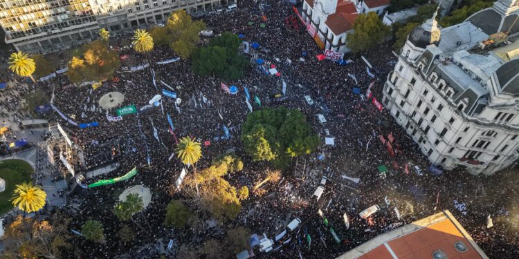 Casi todo el arco político participó de la marcha y respaldó el reclamo universitario