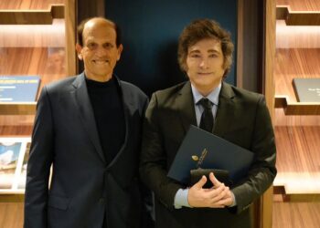 Sigue girando: Milei vuelve a EE.UU. para ver a Michael Milken y se queda sin foto con Trump