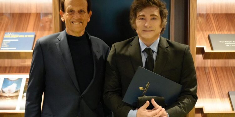 Sigue girando: Milei vuelve a EE.UU. para ver a Michael Milken y se queda sin foto con Trump