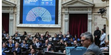 Adorni zafó una vez más y LLA aprobó sus leyes en once horas de una tensa sesión