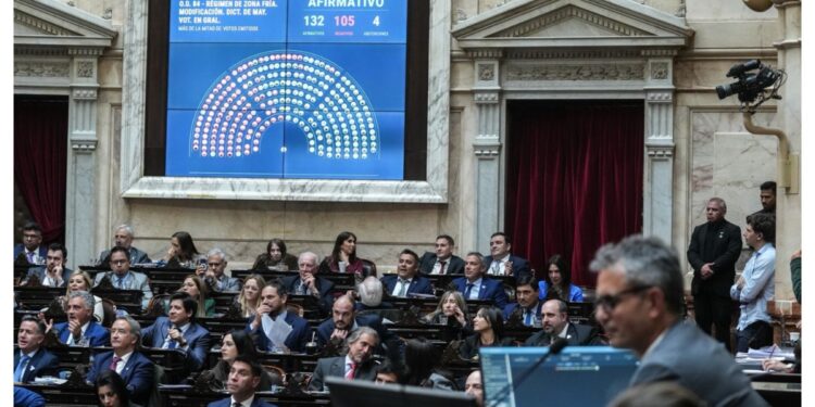 Adorni zafó una vez más y LLA aprobó sus leyes en once horas de una tensa sesión