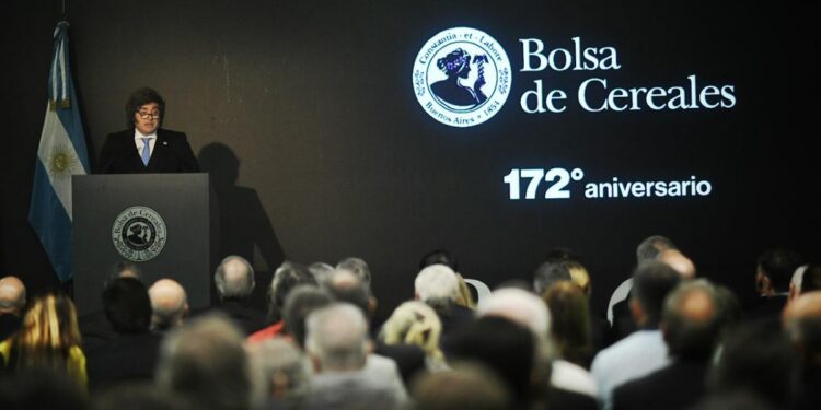 Entre promesas y anuncios, Milei condicionó nuevas bajas de retenciones a su continuidad en el poder