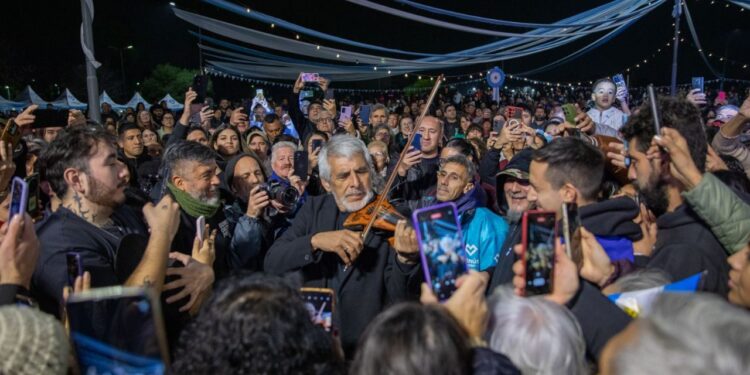 Peteco Carabajal festejó sus 70 en «La Peña de La Patria» que se realizó en Lanús