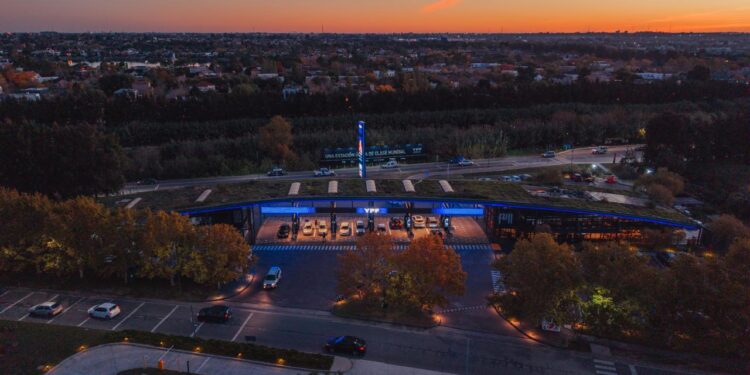 YPF inauguró su primera estación de servicio «Black»